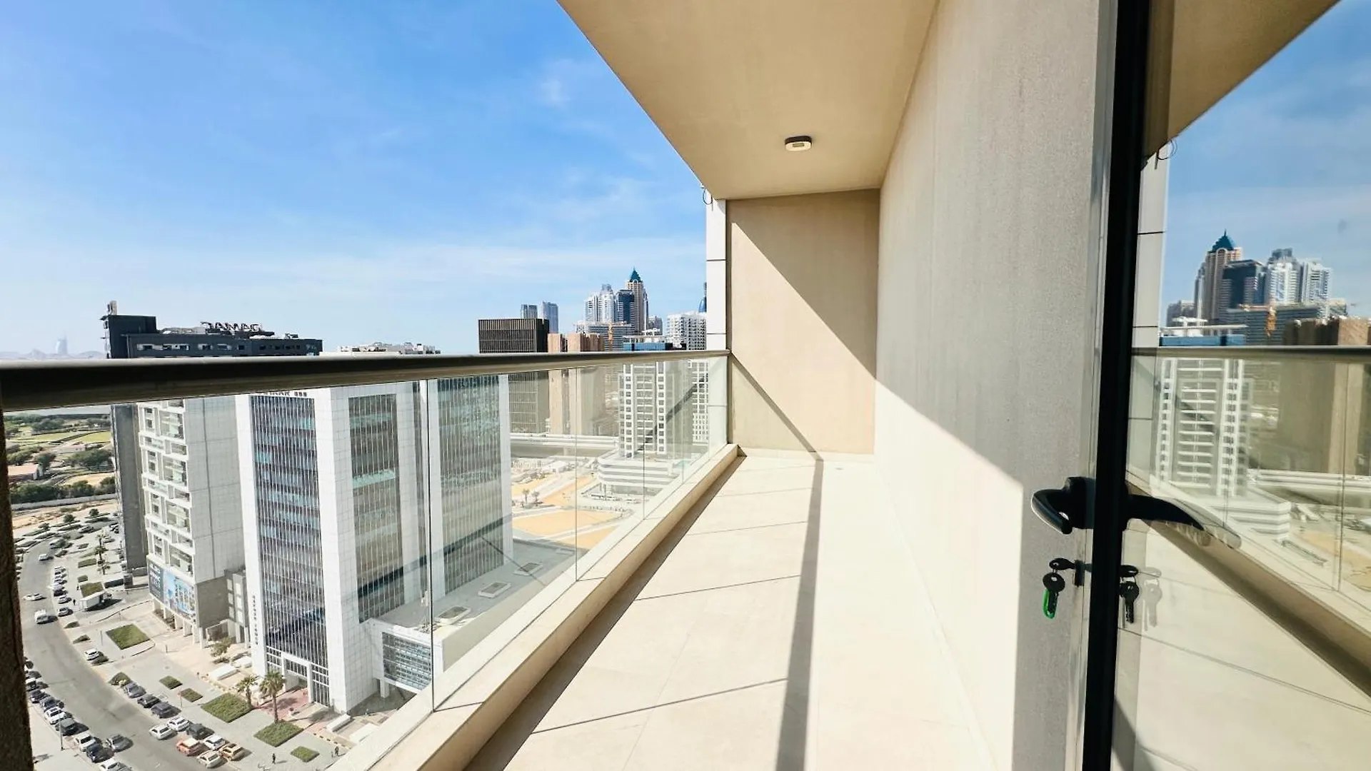 Upscale Apartment At Oval Tower Near Downtown With Balcony And Parking By Belvilla Dubai Hotel